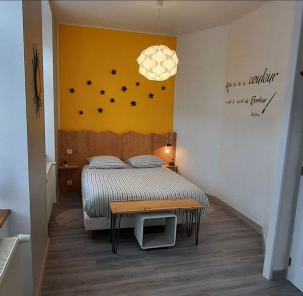 La chambre prive chez  Stéphane avec sa salle de bain attenante.