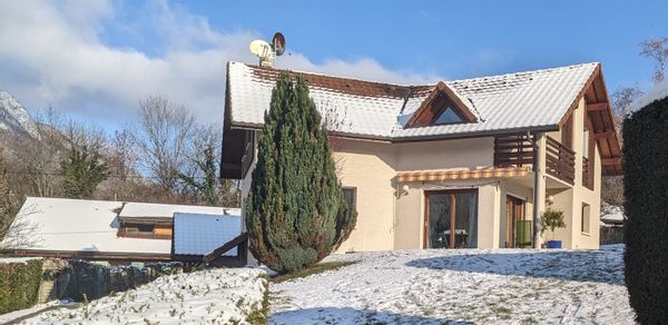 La maison de Marion, Mathieu, et Les enfants, entre lac et montagnes