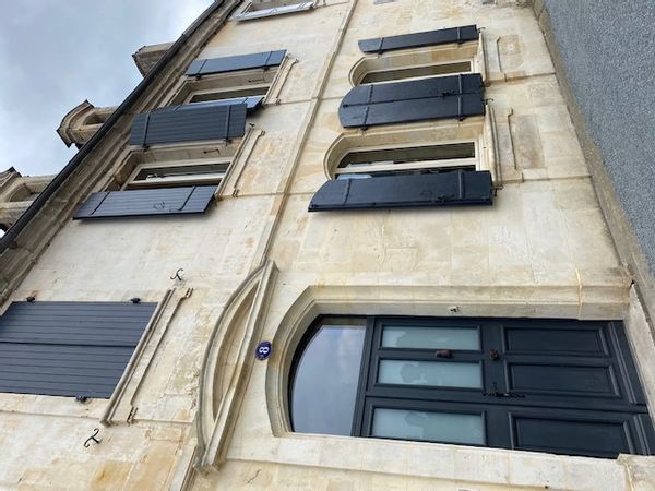 Au cœur du Périgord, maison de famille de charme typique en centre ville au calme. Jardin et piscine