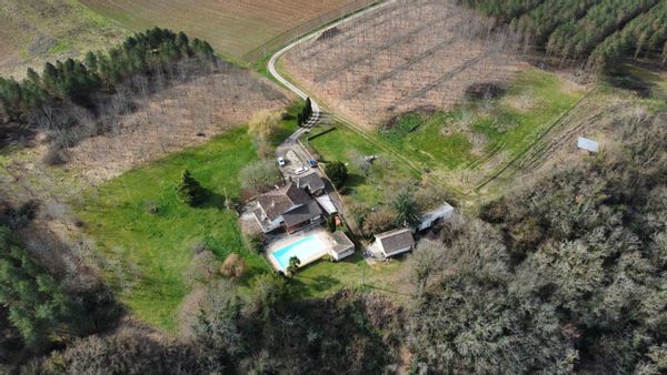 Grande maison familiale avec piscine au milieu de la forêt