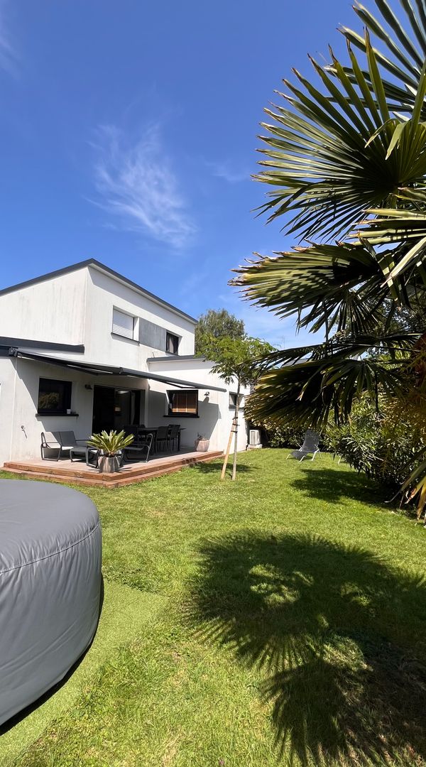 Jolie maison familiale avec spa au cœur du Morbihan! 15 min de la plage !