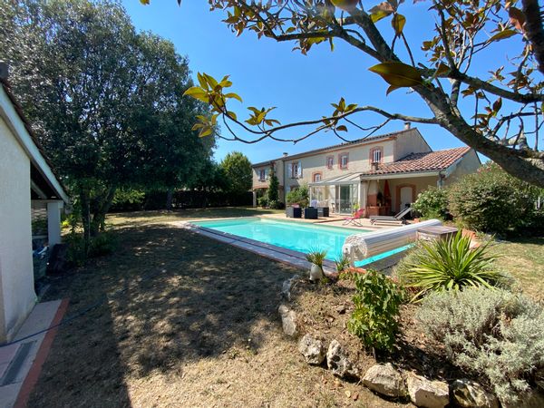 House with swimming pool near Toulouse