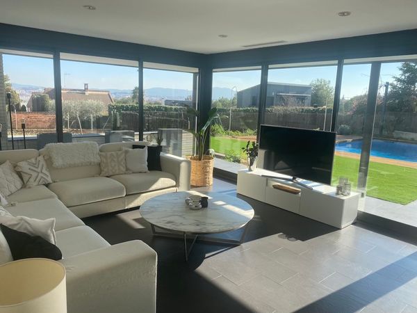 Villa Architecte 220 m2 avec piscine, 4 chambres, à 25 min du centre de Barcelone & à 25 min des plages Costa Brava