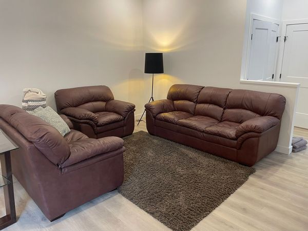 Modern furnished suite with private entry, laundry & nearby parks—ideal for families or stays