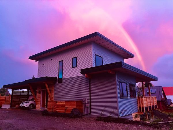 Epic mountain views, downtown Rossland, 5 min to red mountain, sleeps 6, 6 night minimum.