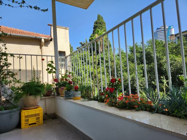 Central, bright & quiet, with a balcony