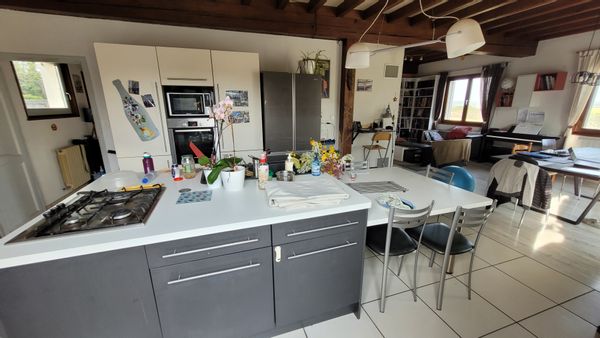 Belle maison de campagne aux portes de la ville.