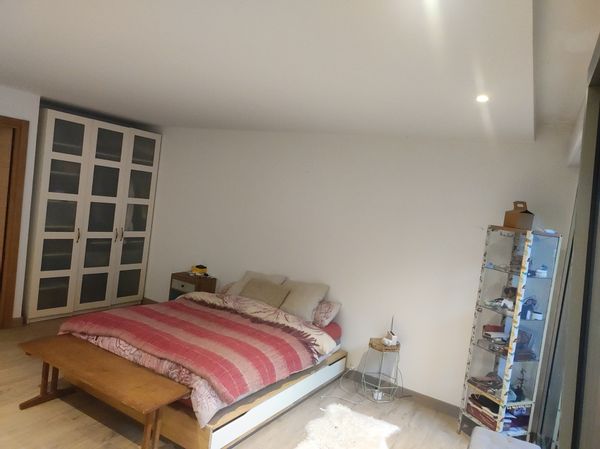 Habitación privada con baño 
Zona de estar con sofás y zona de estudio.
TV.
Internet.
Oficce