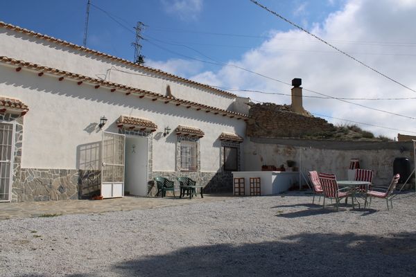 Cueva   ==>   Habitation troglodyte de Annie. Osez l'insolite !!!