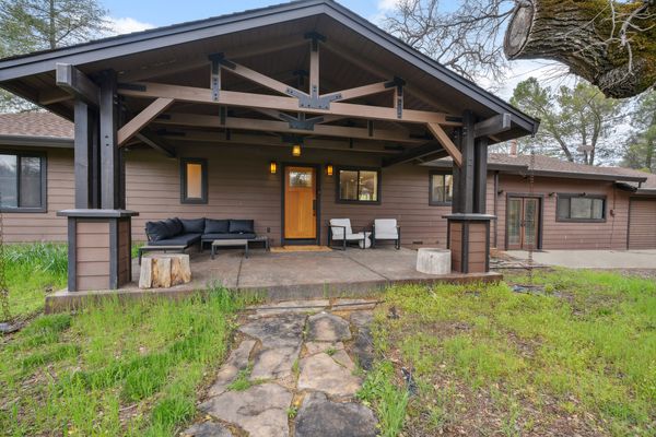 Peaceful Craftsman on 2.6 acres w/ labyrinth and organic linens