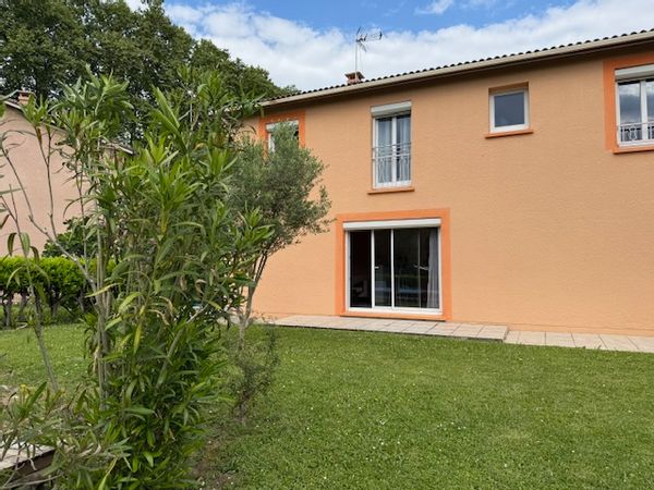 La maison de Joanna et Fred
Maison spacieuse dans un lotissement calme et tranquille . A 20m du canal du midi pour de longue randonnées à vélo ou à pied et A 1km du centre ville et de la gare SNCF.
Idéal pour se reposer et profiter du soleil au bord de la piscine. Le We les marchés de producteurs régaleront les amateurs de bons produits locaux.