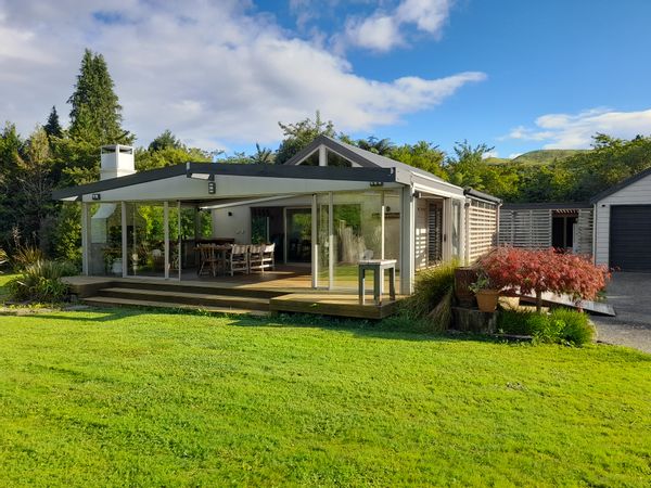 Large lake house in tranquil setting, close to tourist mecca of Rotorua