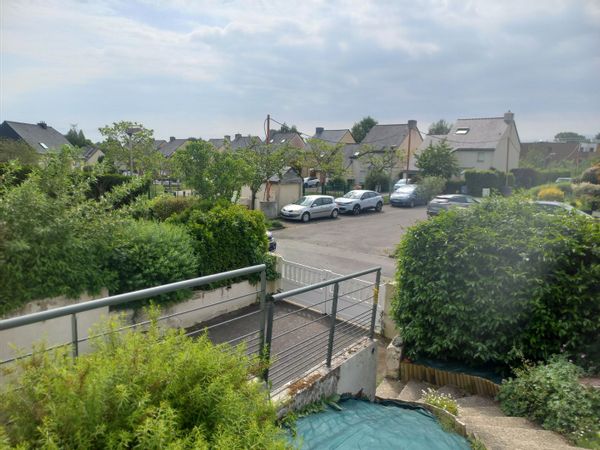 Nous habitons dans un quartier résidentiel et calme de Bruz. La maison est située à 10 minutes du parc de l'an 2000 où nous apprécions - beaucoup - de nous promener et à 10-12 minutes à pied de la Vilaine et de son chemin de halage qui permet notamment de rejoindre Rennes à vélo.