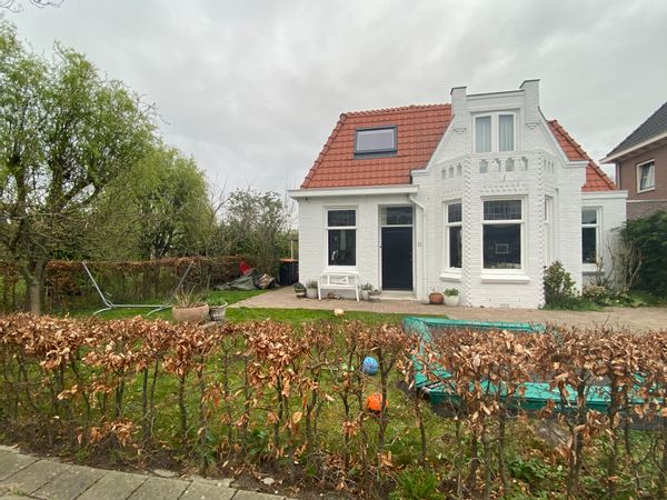 Lovely Dutch dike house in green environment close to the international city of Rotterdam