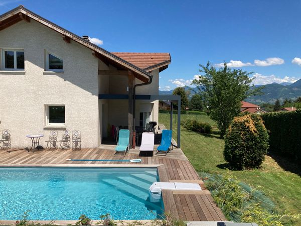 Superbe villa au calme avec piscine chauffée sur un grand terrain. Magnifique vue sur les montagnes.
