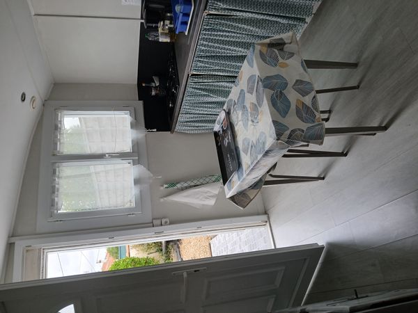 Le studio de Marie-noelle comprend une cuisine une sdb et une chambre un petit jardinet  une terasse