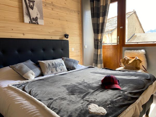 Chambre hôtel 4 personnes dans station de ski dans les alpes .  PAS DE SÉJOURS DE PLUS DE 3 NUITS