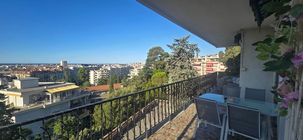 3-bedroom apartment with sea view and parking in a quiet residence in the heart of Nice.