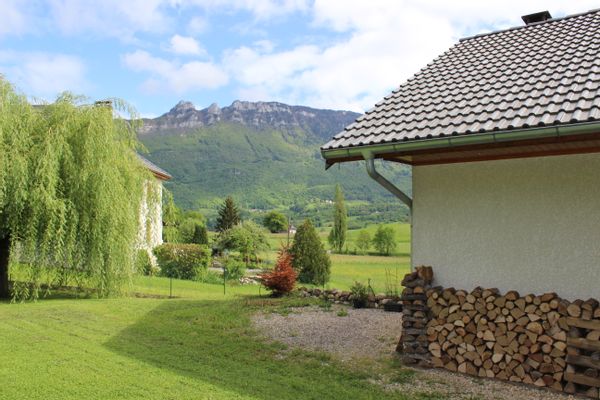 Maison au calme à la campagne avec une belle vue dégagée sur le massif de la Dent du Chat.