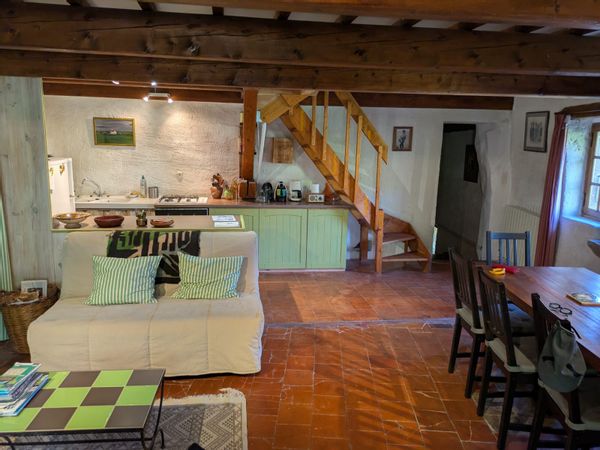 Petite maison en pierre avec vue sur les montagnes