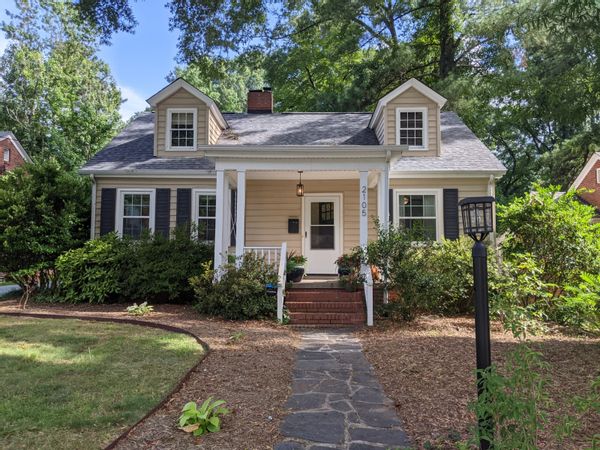 Cute Southern Cottage in a Quiet Neighborhood Close to Everything