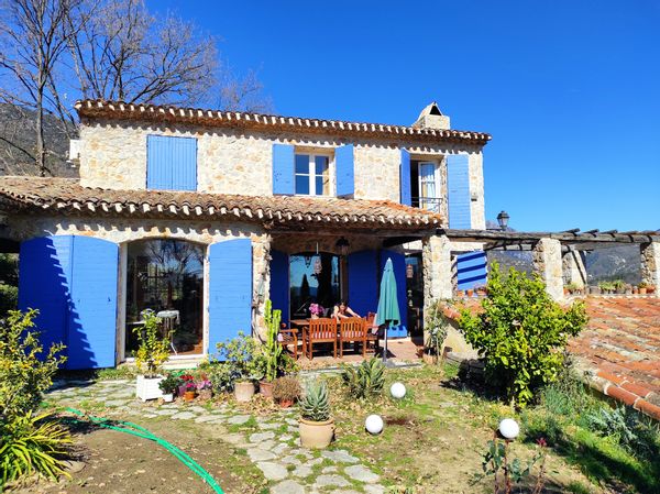 La  belle maison de Liliane , dans la Montagne   à 20 km de Nice