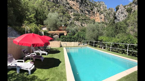 Villa piscine pleine nature en bord de rivière