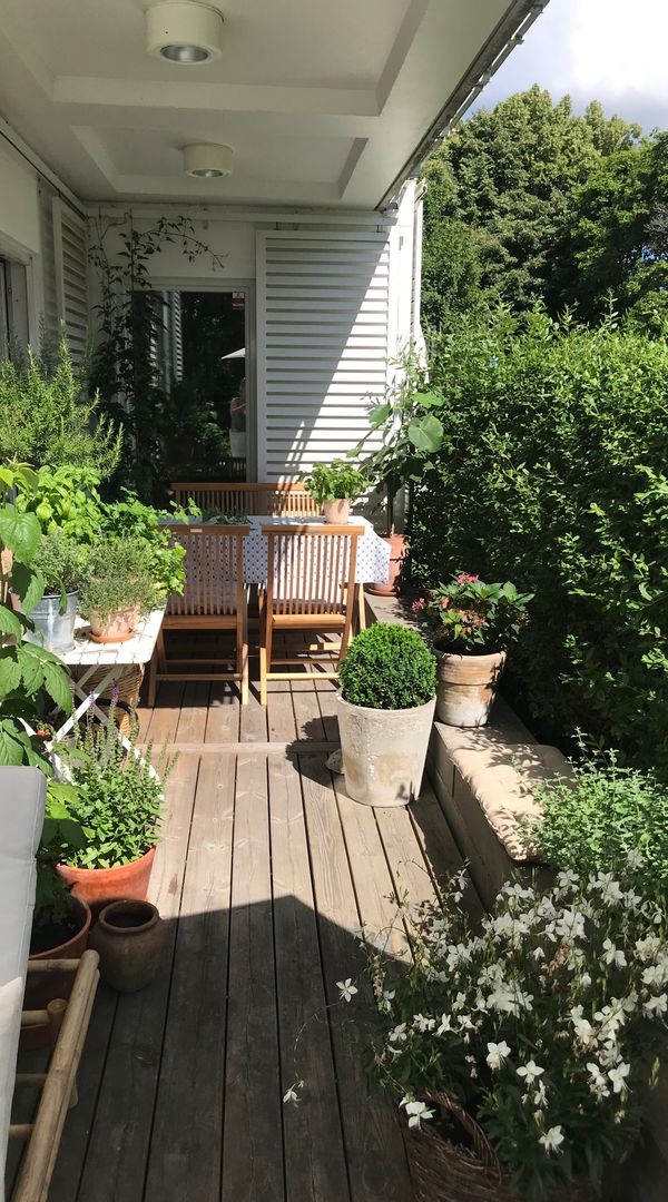 Visit Stockholm!
Homely flat with terraced house feeling, close to nature, sea and Stockholm city.