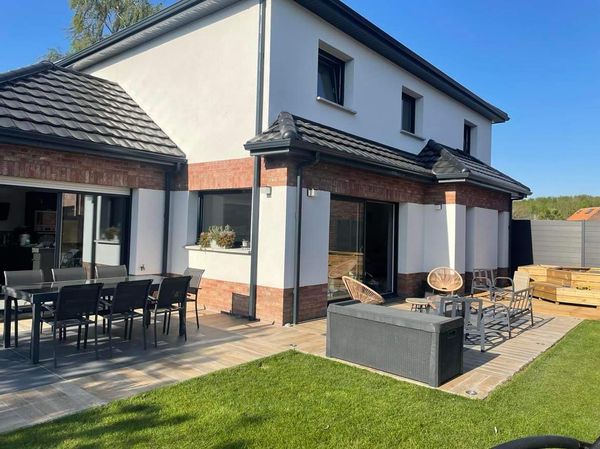 La maison de Geoffrey, Mélanie et leurs 3 enfants
Ema, Léo et Ana