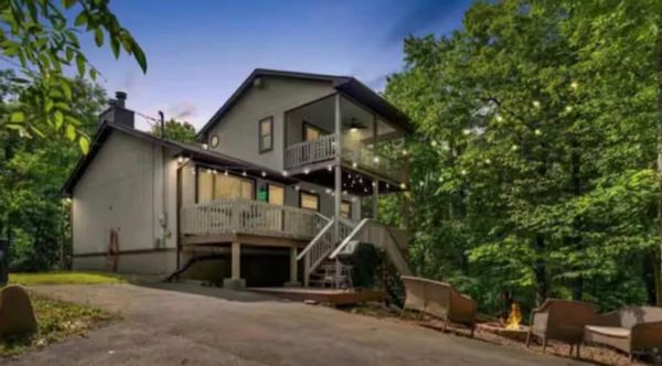 3 bedroom/2 bath house located close to main pkwy where there are many restaurants and attractions.