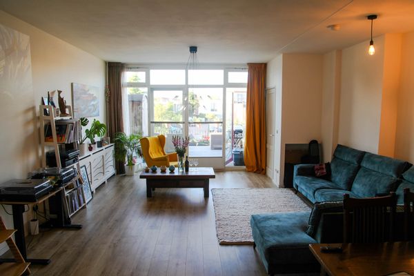 Canal-side home near Amsterdam; terraces over Rhine steps from center; bathtub; well-lit kidfriendly