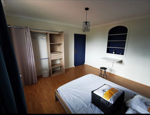 Chambre disponible dans colocation