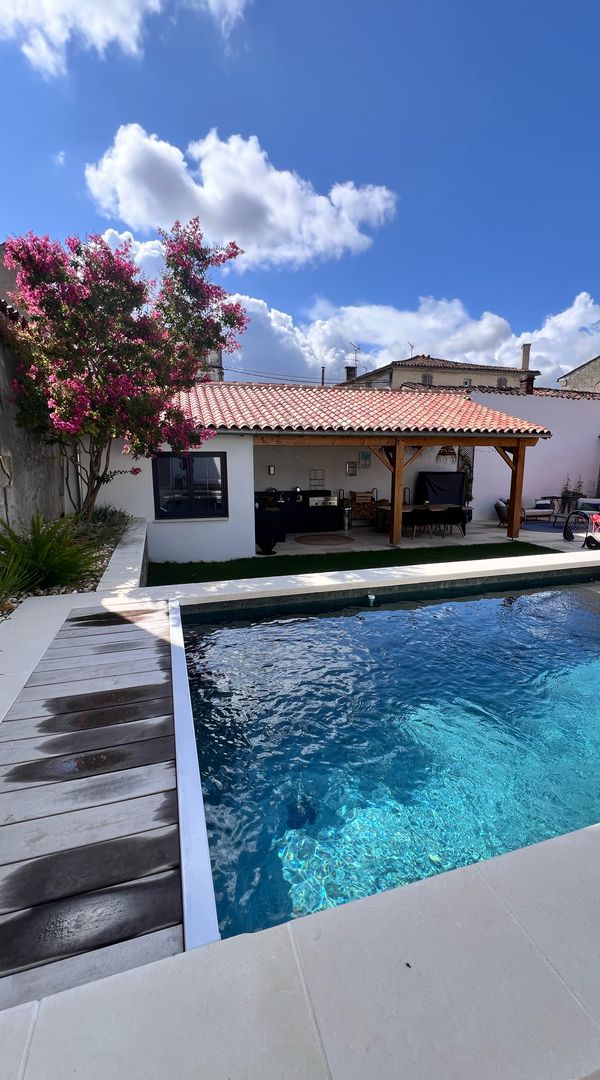 Belle maison familiale au cœur de Cognac, piscine et grande pièce de vie avec cheminée