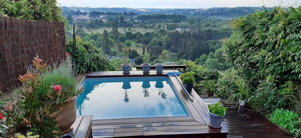 Maison de charme en pleine ville perchée au dessus de la vallée du Clain.