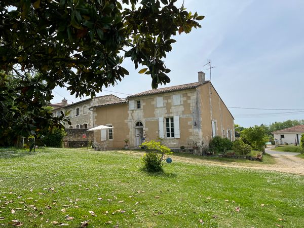 Maison en pierre avec grand jardin, Thom et Laure