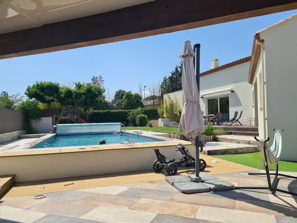 Maison avec piscine entre mer et rivière.