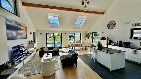 Grande maison à 15 min de Genève. Pour l’été uniquement (Canada de préférence)