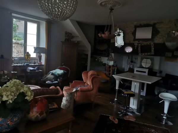 Chez Lolo et Caty



Maison ancienne au calme, entourée de verdure dans un village dynamique