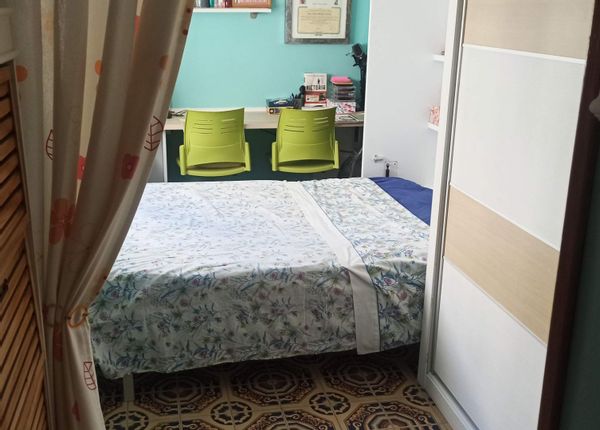 HABITACION PARA DOS PERSONAS.
DERCHO A CUARTO DE BAÑO Y COCINA.