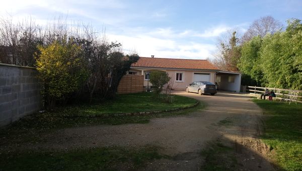 Bourgogne du sud, village tranquille, entouré de verdure. Maison entière + caravane bohème.