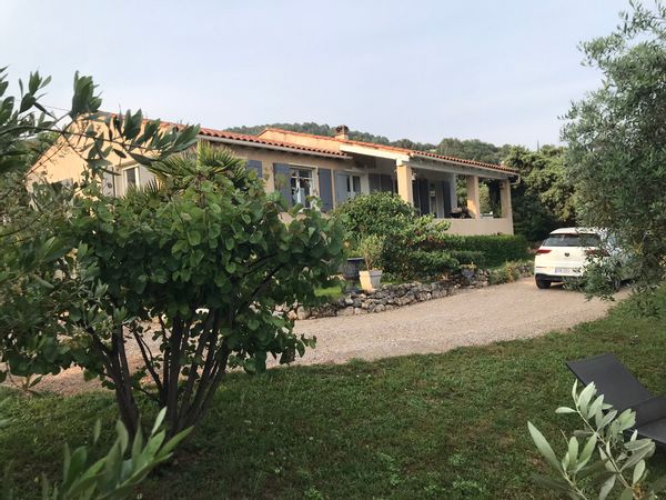 Maison de Céline et Philippe sur un terrain clos dans l’un des plus beaux villages de France.