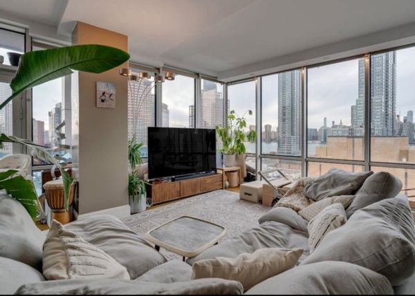 Cozy family friendly 2 bedroom penthouse with floor to ceiling windows with nyc skyline views and a 1 stop 3 minute train ride to the heart of Manhattan