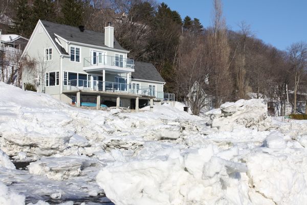Sous sol aménagé  chambre privée plus salon avec futon    tv  et salle de bain avec douche.