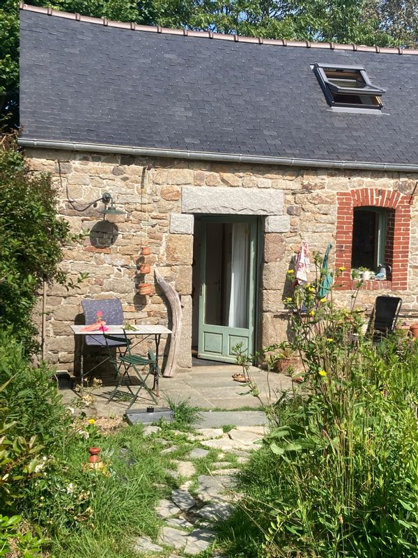 Maison chaleureuse au cœur d'un ecolieu