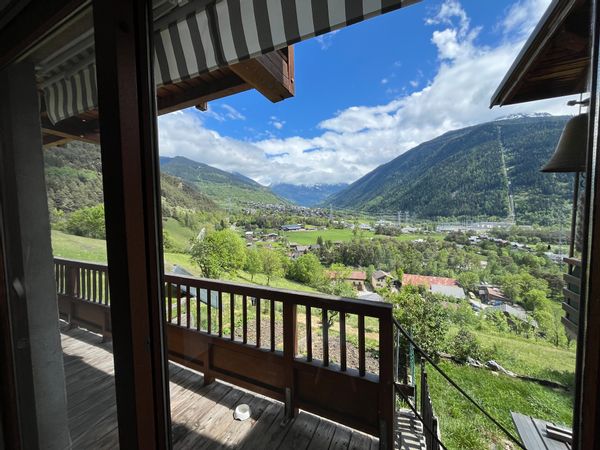 Au cœur des Alpes, grand appartement dans une maison avec grand jardin ouvert sur la nature, à 3 minutes en voiture ou 15 minutes à pieds du centre-ville