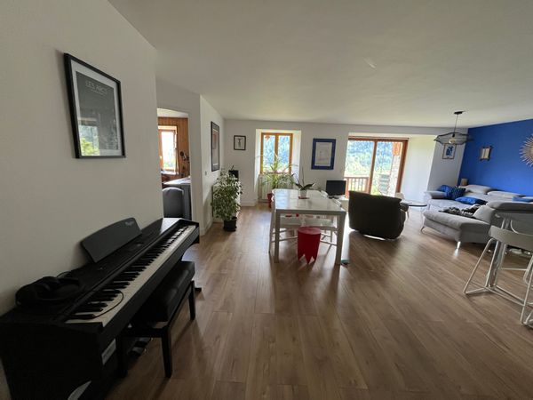 Au cœur des Alpes, grand appartement dans une maison avec grand jardin ouvert sur la nature, à 3 minutes en voiture ou 15 minutes à pieds du centre-ville