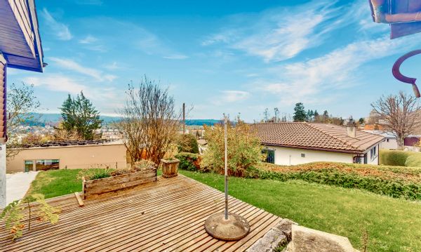 Rando/course/ ski fonds / mountain bike: la ville à la montagne, site UNESCO architecture/horlogerie