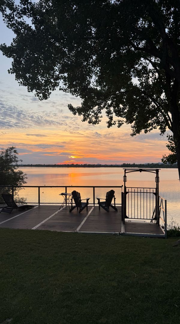 Montréal, maison au bord de l’eau face au couché de soleil