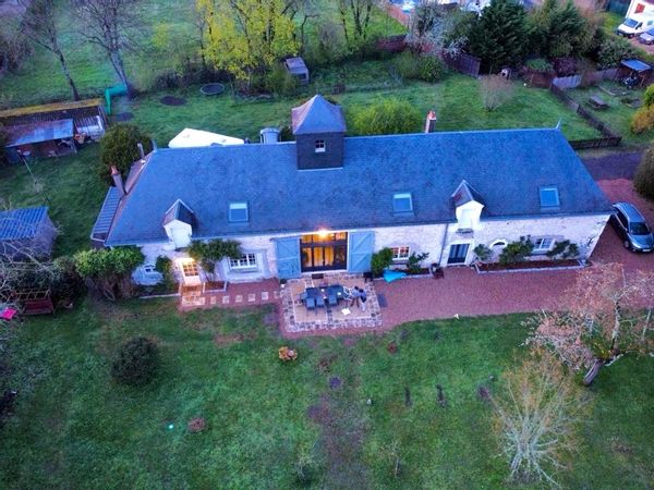 « Une aile dans une longére »