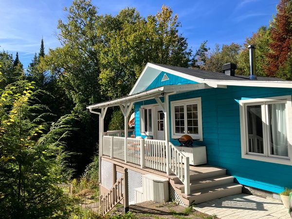 Chalet en bordure d'un lac pittoresque au coeur des Laurentides